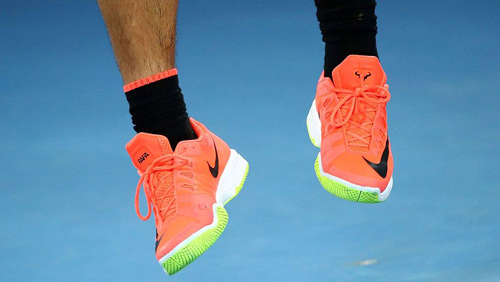 Detalle de las zapatillas personalizadas NikeCourt Lunar Ballistec 1.5 que Rafa Nadal calzó durante la final del Open de Australia 2017