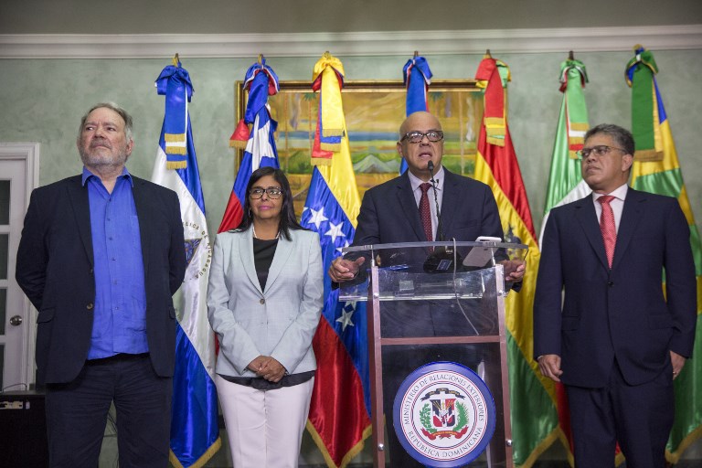 (L-R) Venezuelan diplomat Roy Chaderlan, the president of the Venezuelan Constituent Assembly Delcy Rodriguez, the mayor of the Libertador municipality in Caracas and leader of the pro-government United Socialist Party of Venezuela Jorge Rodriguez, and Venezuelan Education Minister Elias Jaua speak at a press conference after the meeting with the Venezuelan opposition at the Dominican Ministry of Foreign Affairs in Santo Domingo on December 2, 2017.  Amid marked scepticism Nicolas Maduro's government representatives and members of the Venezuelan opposition resumed negotiations on the eve aimed at finding a solution to the deep crisis installed in the country.  / AFP PHOTO / Erika SANTELICES