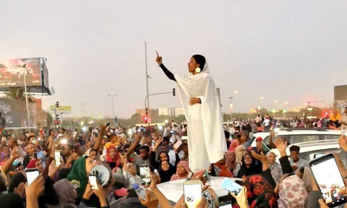 La imagen que se volvió símbolo de las protestas del 2019 contra Omar Bashir