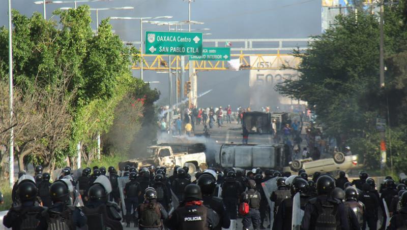 Protesta-de-educadores-en-Oaxaca-México.-EFE