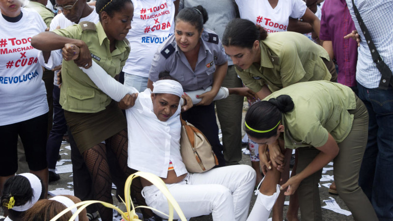 Detención a una de las damas de blanco