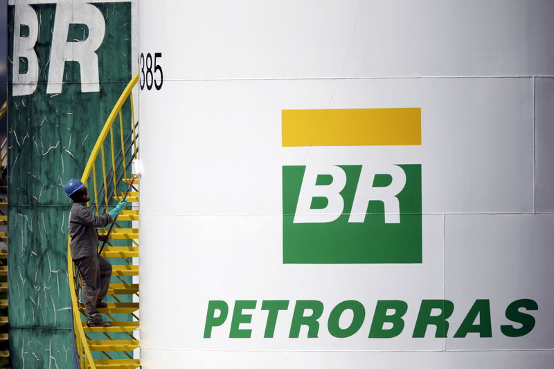 La compagnie pétrolière brésilienne Petrobras va annuler 11 milliards de dollars de projets d'investissements en 2015 et 2016 pour tenter de réduire son endettement massif, gonflé par la chute des cours et l'effondrement de la monnaie brésilienne, le real.. /Photo prise le 30 septembre 2015/REUTERS/Ueslei Marcelino