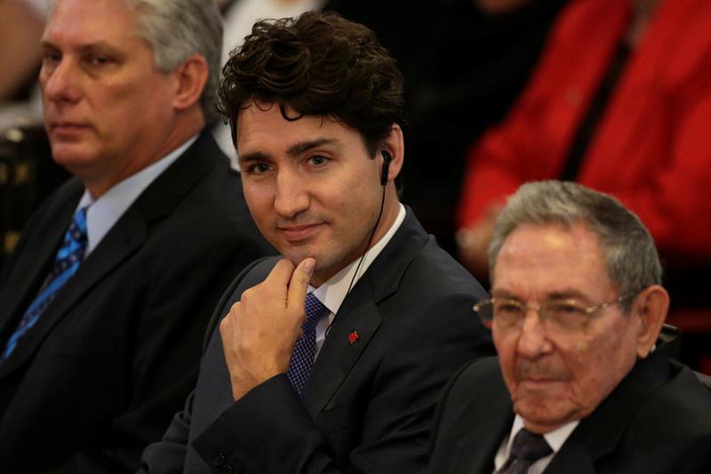 Primer ministro canadiense, Justin Trudeau, junto al presidente de Cuba, Raúl Castro.
