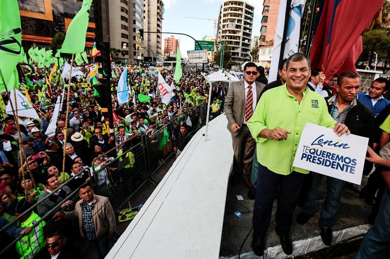 El presidente de Ecuador, Rafael Correa, apoyando la candidatura de Lenín y Glas.