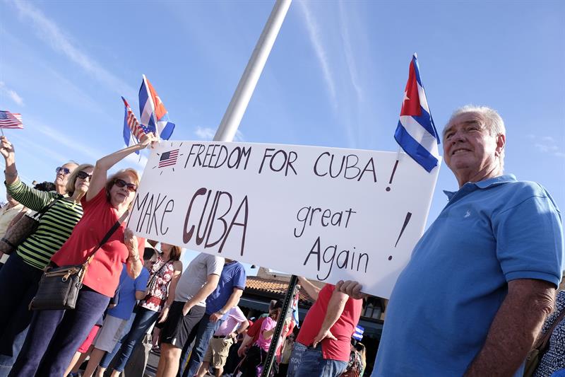 Cubanos exiliados en Miami (Estados Unidos) celebran la muerte del líder de la revolución cubana, Fidel Castro