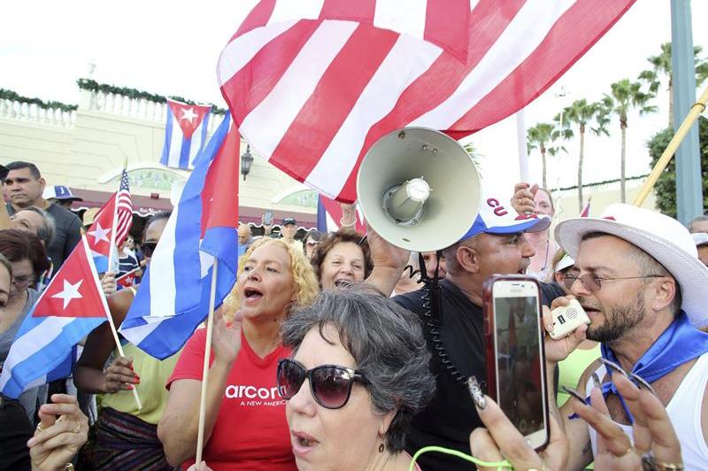 Cubanos exiliados en Miami celebrando la muerte de Fidel