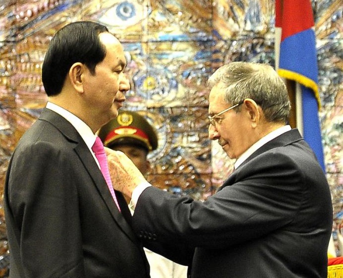 El presidente de Cuba, Raúl Castro, condecoró a su homólgo vietnamita, Tran Dai Quang, con la orden José Martí.