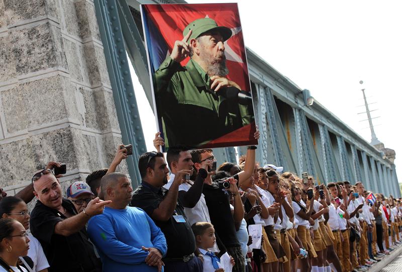 Cubanos observando el paso de la "Caravana de la Libertad"