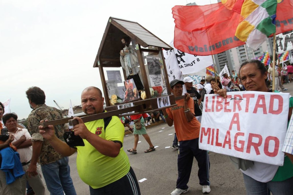Manifestantes en Jujuy exigiendo libertad a Milagro Sala