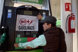 Para los mexicanos el alza en el precio del combustible afecta la clase popular