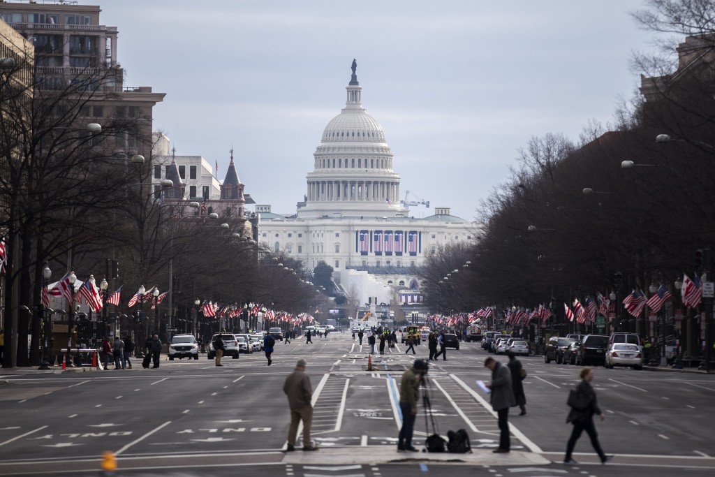 Preparaciones continúan en la parada inaugural de la ruta en la avenida Pennsylvania, en Washington, Estados Unidos, hoy, 19 de enero de 2017. Trump venció en las elecciones el pasado 8 de noviembre de 2016 y mañana, 20 de enero de 2017, será investido como nuevo presidente de los Estados Unidos. EFE