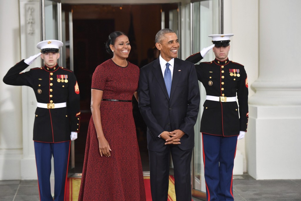 El presidente saliente, Barack Obama, y la primera dama Michelle Obama aguardan la llegada del presidente electo, Donald Trump, y su esposa Melania a las puertas de la Casa Blanca, en Washington (EE.UU.). EFE