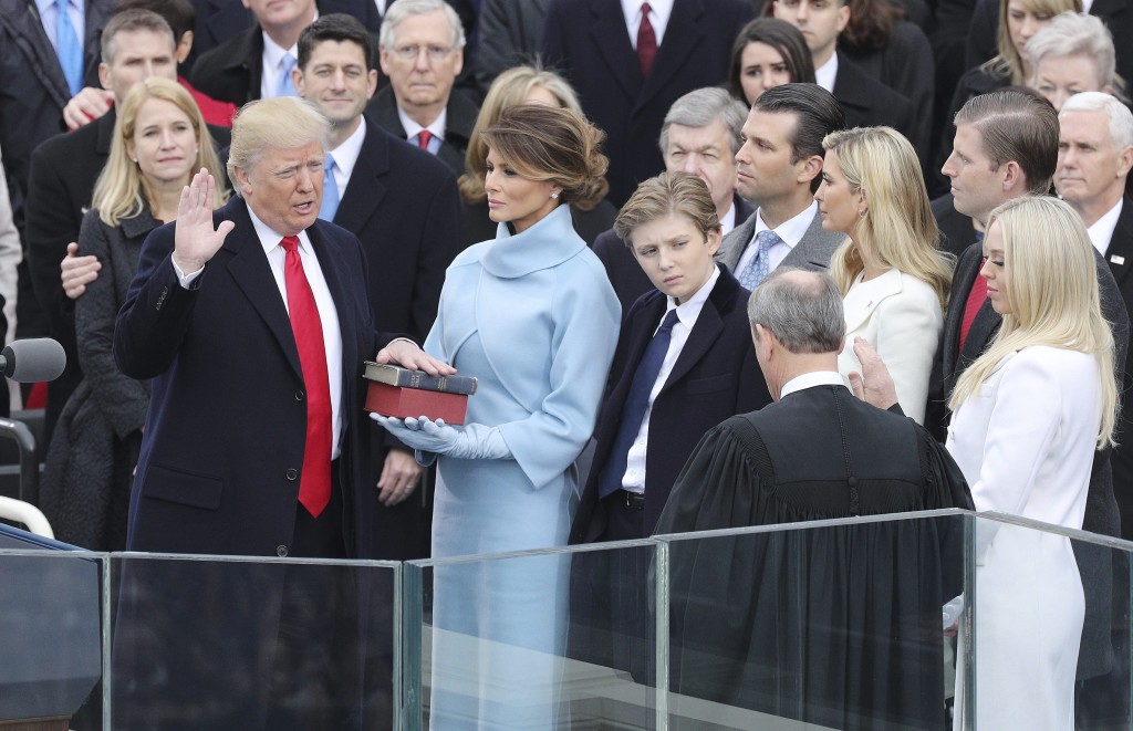 MCX02 WASHINGTON DC (ESTADOS UNIDOS) 20/01/2017.- El presidente electo de EE.UU., Donald Trump (i), jura como 45º presidente de los Estados Unidos sobre dos biblias, una de su propiedad y otra que usó Abraham Lincoln en su primera toma de posesión, durante la ceremonia oficial de investidura ante las escalinatas del Capitolio, en Washington DC (Estados Unidos) hoy, 20 de enero de 2017. EFE/JUSTIN LANE