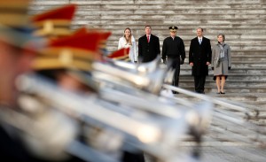 La banda militar ensaya frente a los músicos que personifican a Donald y Melania Trump 