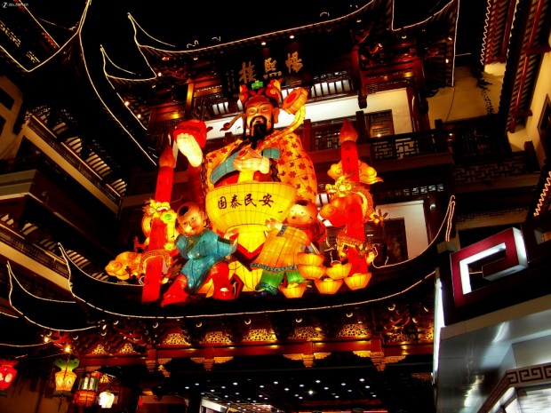 Linterna gigante durante el Año Nuevo chino del Dios de la Fortuna en el centro de Shanghái, cerca de los jardines Yuyuan _ magiasiatica.com