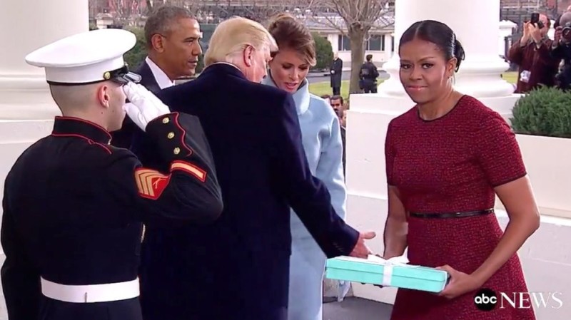 Saludo-Obama-Trump-Michelle-caja-1920-captura