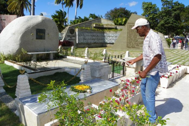 Danny Glover visitando tumba de líder cubano Fidel Castro