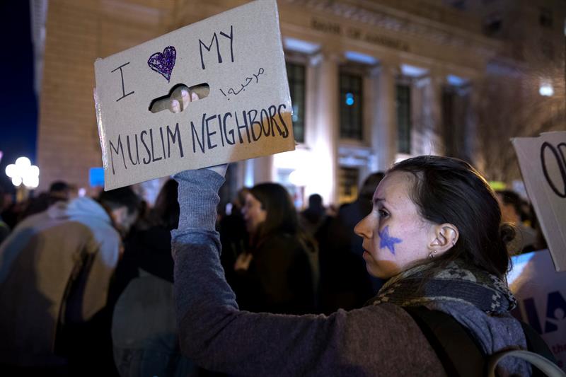 Manifestantes anti Trump protrestan cerca a la Casa Blanca hoy, miércoles 25 de enero de 2017, en Washington (EE.UU.). EFE/SHAWN THEW