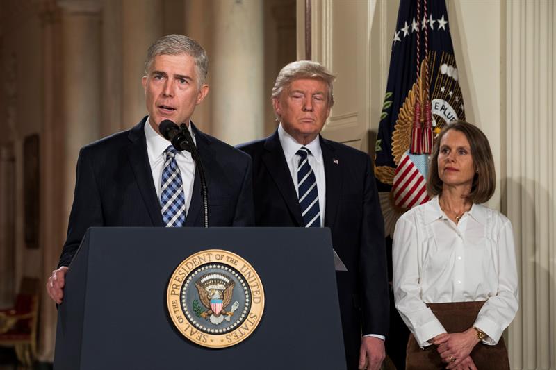  El nominado a la Suprema Corte, Neil Gorsuch, habla durante el anuncio por el presidente de los Estados Unidos, Donald Trump (d), hoy, martes 31 de octubre de 2017, en la Casa Blanca, en Washington, DC (EE.UU.). EFE