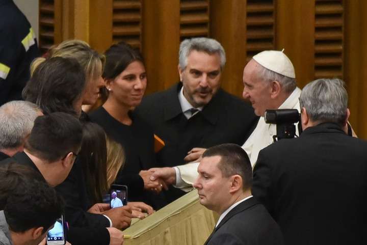 El Vaticano, 25.01.17. Papa Francisco saludó a las hijas del fiscal Alberto Nisman, Iara y Kala, y a su ex esposa, la jueza Sandra Arroyo Salgado, al finalizar la Audiencia General de hoy en el Aula Paulo VI. Foto: Víctor Sokolowicz