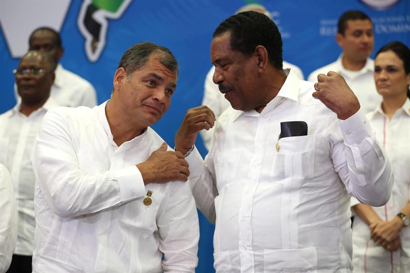 El presidente ecuatoriano, Rafael Correa (i), conversa con su homólogo de Dominica, Charles Savarin (d), durante la fotografía oficial de la V Cumbre de los jefes de Estado y de Gobierno de la Comunidad de Estados Latinoamericanos y Caribeños (Celac). EFE/Orlando Barría.