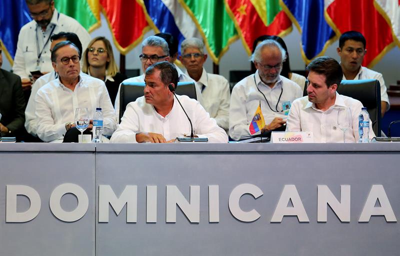 El presidente de Ecuador, Rafael Correa (c), momentos previos a su intervención en la V Cumbre de jefes de Estado y de Gobierno de la Comunidad de Estados Latinoamericanos y Caribeños (Celac). EFE/Orlando Barría.