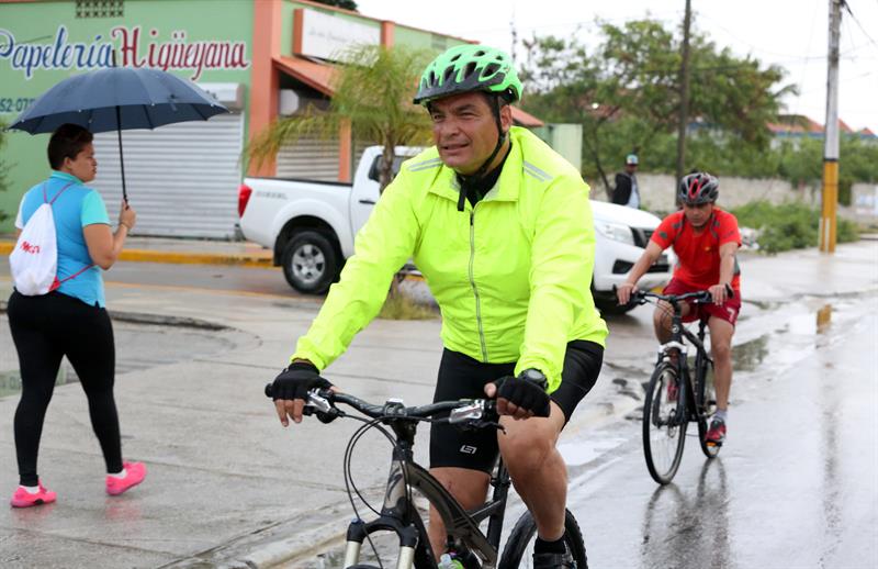 Fotografía cedida por la Presidencia de Ecuador, del Presidente ecuatoriano, Rafael Correa (i), durante un recorrido en bicicleta hoy, miércoles 25 de enero de 2017, desde el Complejo Barceló Bávaro, sede de la V Cumbre de la Celac, hasta la comunidad de Friusa (República Dominicana). EFE