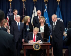 Donald Trump firmando sus órdenes ejecutivas / Foto @realDonaldTrump