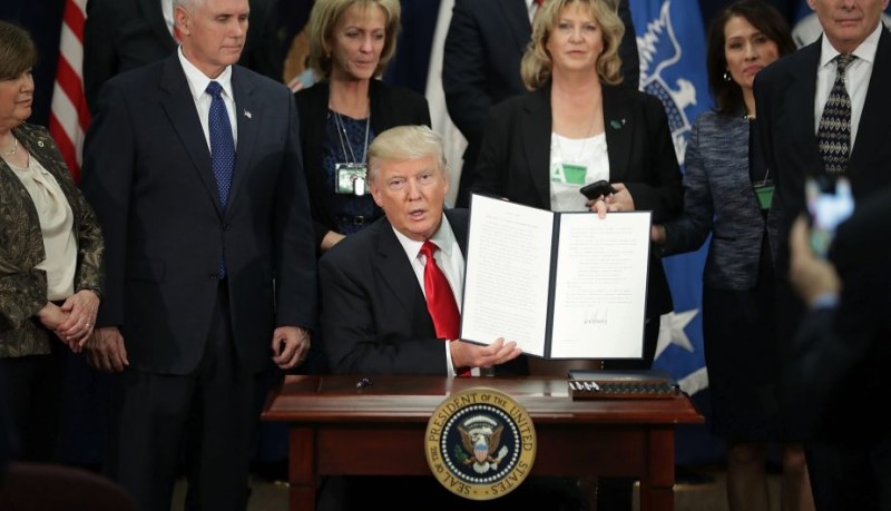 Donald Trump firmó la orden ejecutiva para construit el muro fronterizo con México / Foto EFE