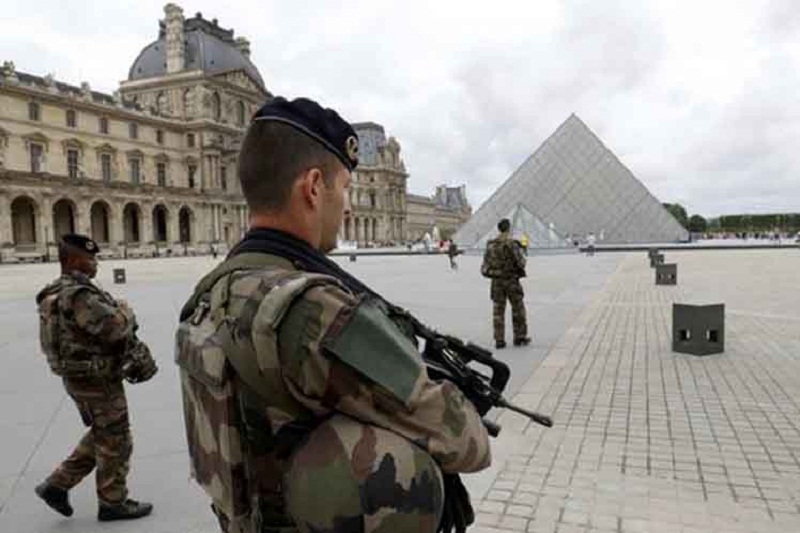 Paris Louvre militares