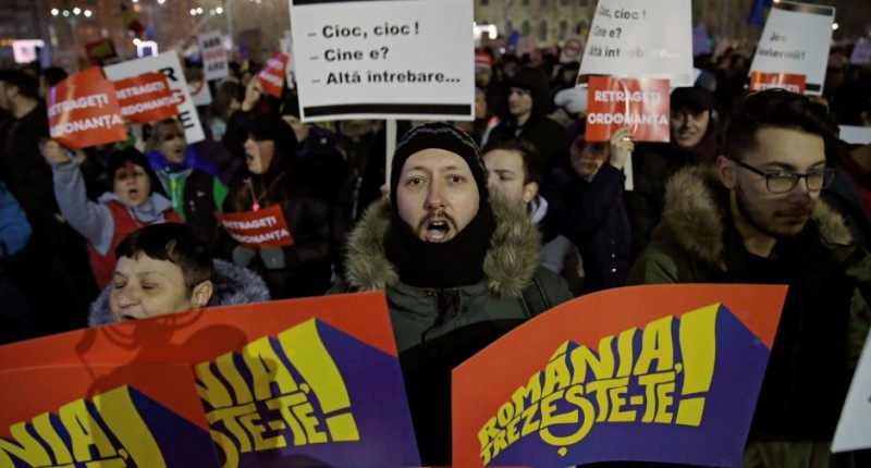 Miles de personas se han congregado en la Plaza Victoria de Bucarest, donde está la sede del Gobierno / Foto: EFE