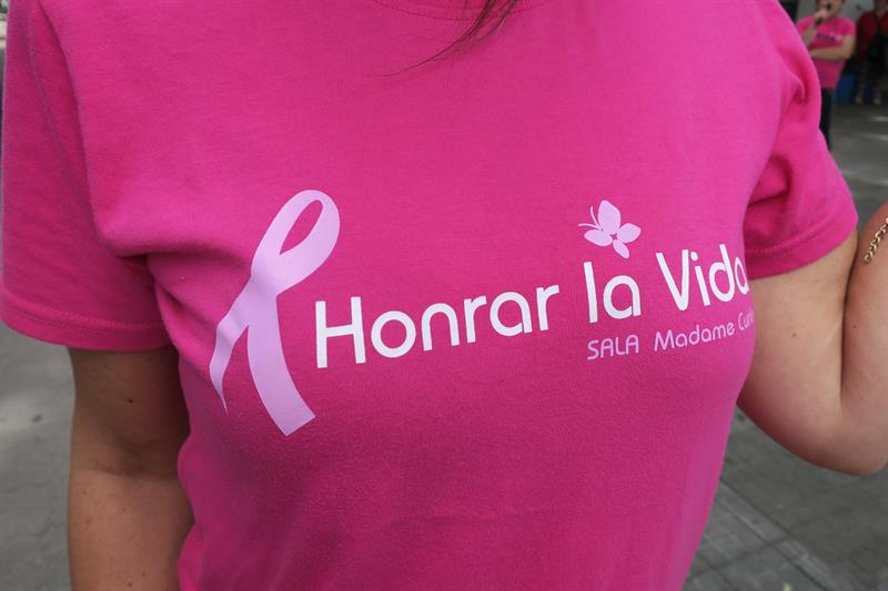 Una mujer asiste a un acto con motivo del Día Mundial del Cáncer hoy, sábado 4 de febrero de 2017 en Montevideo, Uruguay. EFE