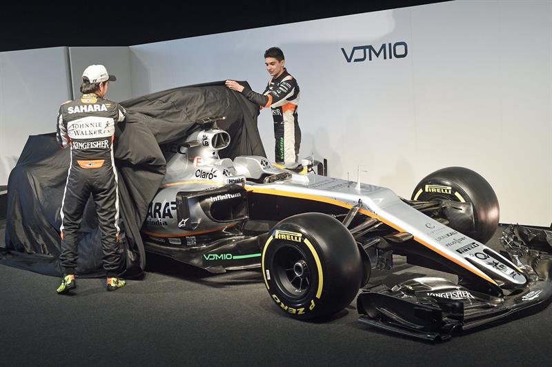  Los pilotos de Fórmula Uno, el mexicano Sergio Pérez (i) y el francés Esteban Ocon (d), revelan el Force India VJM10 de la escudería Sahara Force India durante su presentación en Silverstone, Reino Unido. EFE