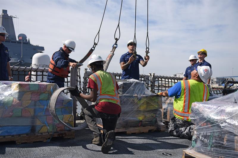 Fotografía cedida por la Guardia Costera Estadounidense que muestra a miembros de la guardia descargando un cargamento de 13 toneladas de cocaína en San Diego, California (EE.UU.). EFE