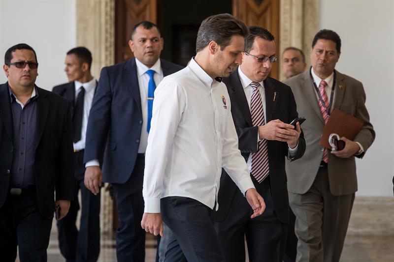 El canciller de Ecuador, Guillaume Long (c), asiste a una rueda de prensa hoy, miércoles 08 de febrero de 2017, durante una visita a la ciudad de Caracas (Venezuela). EFE