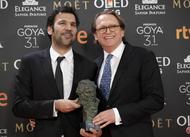 Los productores Enrique Costa (i) y Stephane Smith tras recibir el Goya a la mejor película europea, la francesa "Elle", durante la gala de la XXXI edición de los Premios Goya que se celebra esta noche en el Marriott Auditorium Hotel, en Madrid. EFE
