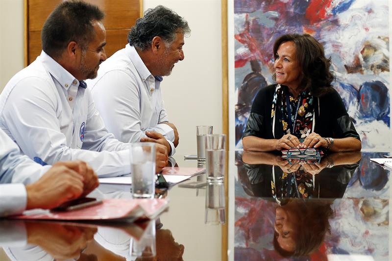 a ministra del Trabajo y Previsión Social de Chile, Alejandra Krauss (d), se reúne  con el presidente del sindicato N° 1 de Trabajadores de Minería Escondida, Patricio Tapia (d) y el vocero, Carlos Allendes (c). EFE