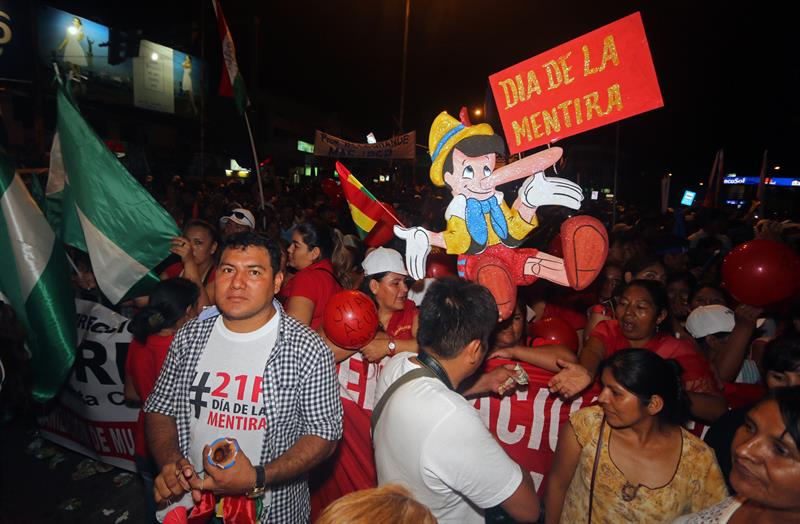  Partidarios del presidente de Bolivia, Evo Morales, se movilizan para insistir en que el gobernante pueda postular en los comicios de 2019 pese a que un referendo celebrado hace un año ya rechazó esa posibilidad, en la ciudad de Santa Cruz (este de Bolivia). EFE