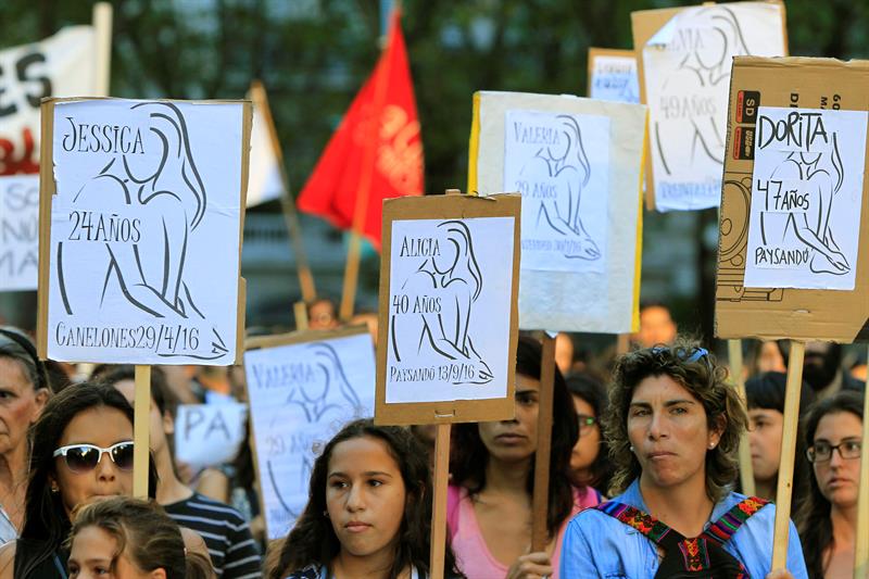 Integrantes de organizaciones feministas de Uruguay participan en una manifestación hoy, miércoles 8 de febrero de 2016, por la muerte de cinco mujeres en Uruguay en lo que va de 2017, en Montevideo (Uruguay). EFE