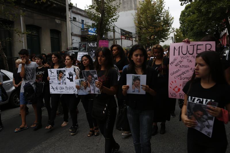 Una mujer sostiene una foto de la bailarina de la comparsa "Mi Morena", Valeria Sosa, durante una marcha  por su asesinato en Montevideo (Uruguay). EFE