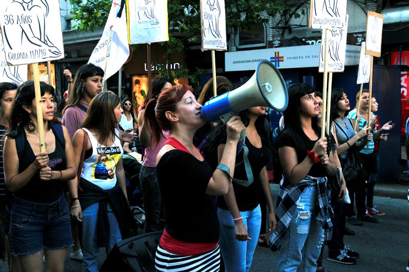  Integrantes de organizaciones feministas de Uruguay participan en una manifestación hoy, miércoles 8 de febrero de 2016, por la muerte de cinco mujeres en Uruguay en lo que va de 2017, en Montevideo (Uruguay). EFE