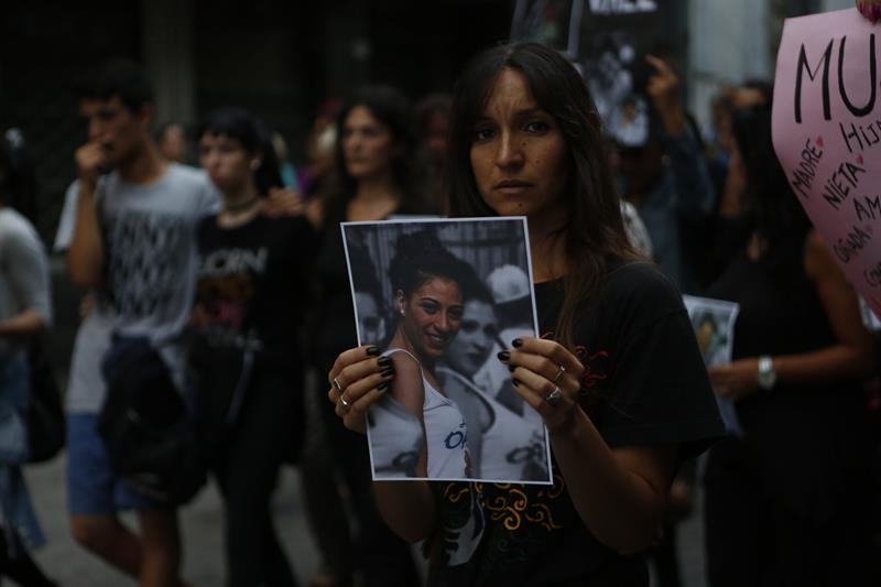  MON303. MONTEVIDEO (URUGUAY), 02/02/2017.- Una mujer sostiene una foto de la bailarina de la comparsa "Mi Morena", Valeria Sosa, durante una marcha hoy, jueves 2 de febrero, por su asesinato en Montevideo (Uruguay). EFE