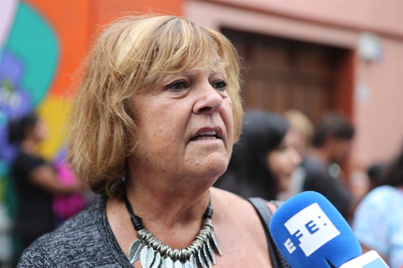 La senadora del Frente Amplio (FA), Daisy Tourné, ofrece declaraciones durante una marcha contra el asesinato de la bailarina de la comparsa "Mi Morena", Valeria Sosa, en Montevideo (Uruguay). EFE