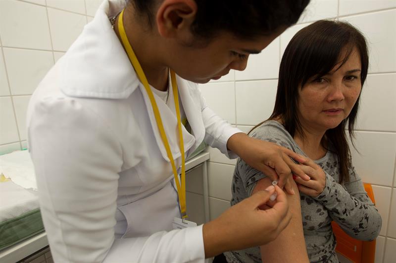 Una mujer se vacuna contra la fiebre amarilla hoy, martes 14 de febrero de 2017, en una clínica en Brasilia (Brasil). EFE