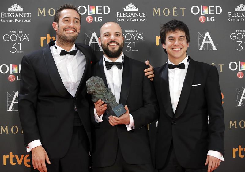 Los integrantes del equipo de realizadores del documental "Frágil equilibrio" tras recibir el premio a la "Mejor Película Documental", durante la gala de entrega de la XXXI edición de los Premios Goya que se celebra esta noche en el Marriott Auditorium Hotel, en Madrid. EFE