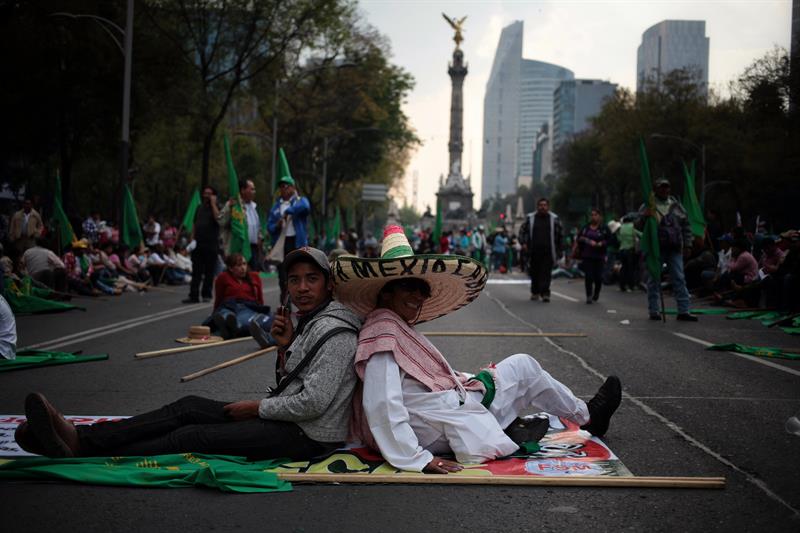 Personas de diferentes organizaciones marchan contra los aumentos a los combustibles, en la plaza el Zócalo en Ciudad de México (México). EFE/Sashenka Gutiérrez