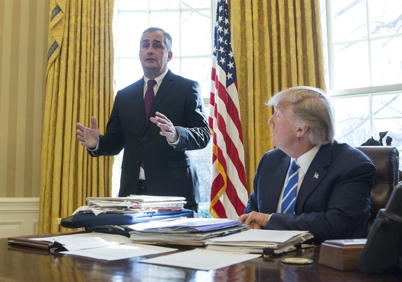  El consejero delegado del fabricante de microprocesadores Intel, Brian Krzanich (i), conversa con el presidente de EE.UU., Donald J. Trump (d), durante su reunión en la Casa Blanca en Washington, Estados Unidos. EFE