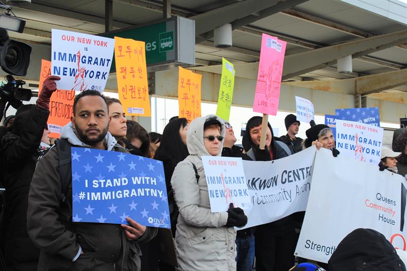 Varias personas se manifiestan en contra del veto migratorio del presidente de los Estados Unidos, Donald Trump, en el aeropuerto John F. Kennedy de Nueva York (NY, EE.UU.). EFE