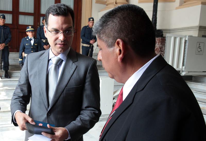 El representante de la empresa brasileña Odebrecht en el Perú Mauricio Cruz (i) acude a una reunión hoy, miércoles 1 de febrero de 2017, con una comisión del Congreso que investiga el pago de sobornos de la constructora Odebrecht a exfuncionarios peruanos, en Lima (Perú). EFE