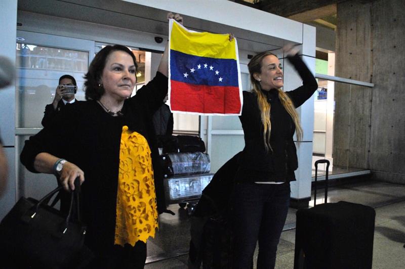  Fotografía cedida por el departamento de Comunicaciones de Lilian Tintori donde se observa a Mitzy Capriles de Ledezma (i), esposa del alcalde Antonio Ledezma y a Lilian Tintori, la esposa del opositor venezolano encarcelado Leopoldo López hoy, 16 de febrero del 2017, en el aeropuerto internacional Simon Bolivar, que sirve a la ciudad de Caracas (Venezuela). EFE